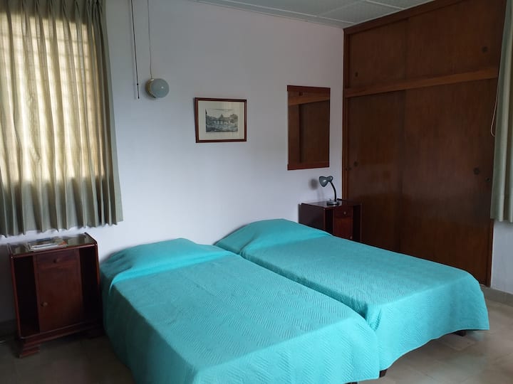 Dhomë kryesore me dy krevate që mund të sistemohen edhe veçmas.