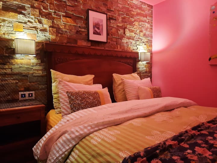 小房间，但双人床（ 160 ）是2024年的新房间。 翻新油漆和淋浴房（ 2024年2月）。