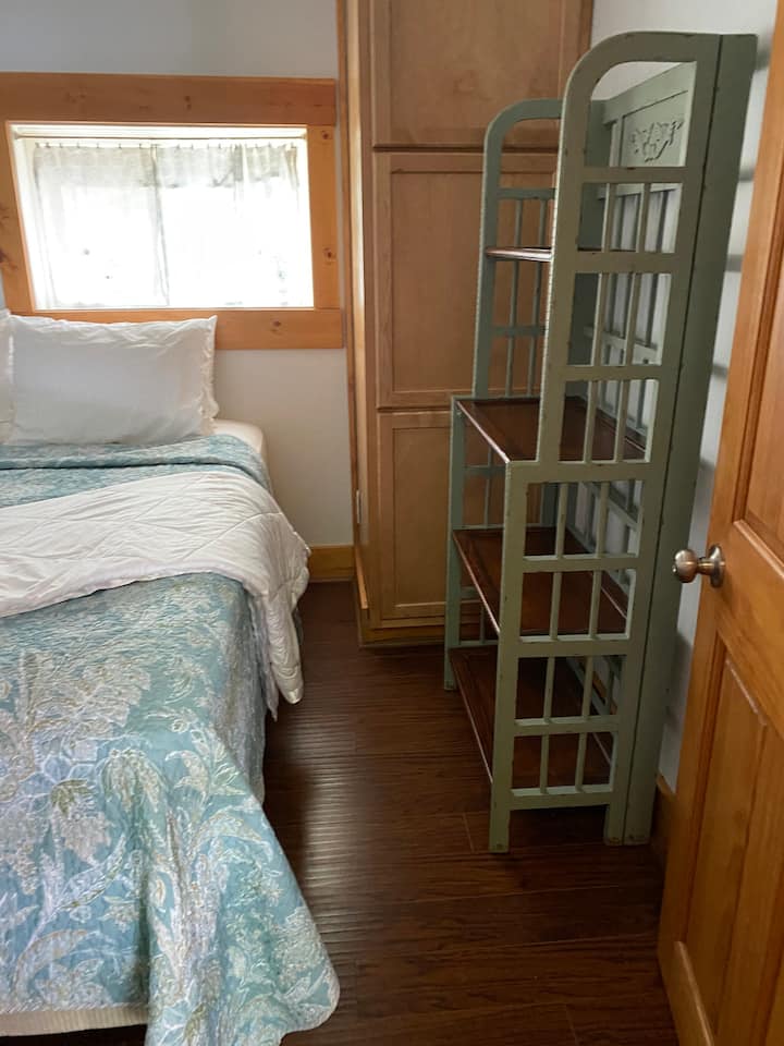 El dormitorio con un colchón tamaño queen. 