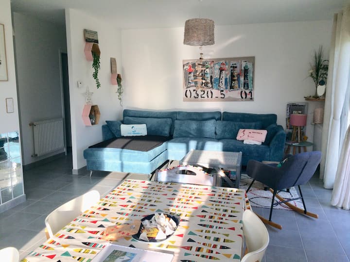 La mesa de comedor tiene varias extensiones, no dude en desplegarlas. También hay taburetes adicionales y sillas plegables accesibles en la despensa.