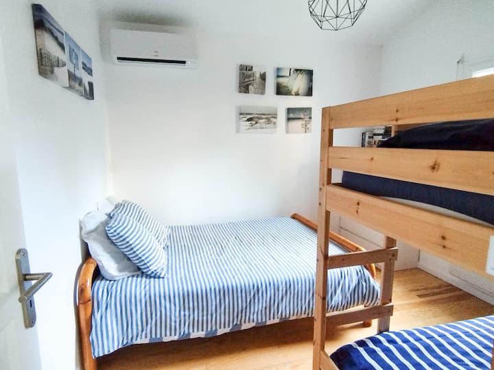Bedroom 2: Air conditioning / 140x190 bed + 90x200 bunk beds