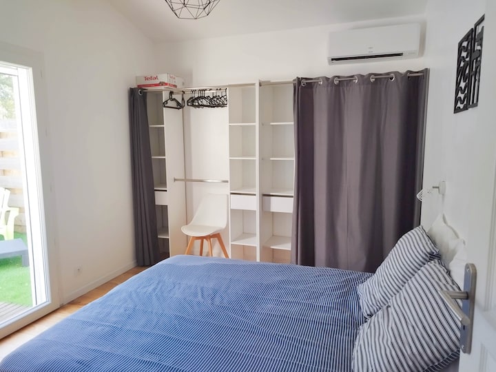 Bedroom 1: Air conditioning / Bed 160 x 200 / Large dressing room of 3.00 m