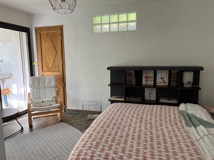 חדר שינה כפול עם מרפסת וגישה לגינה