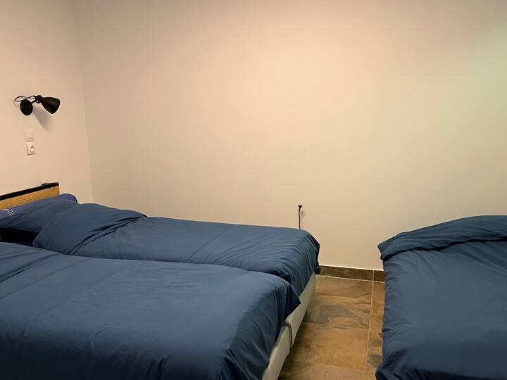 חדר משולש עם חלון