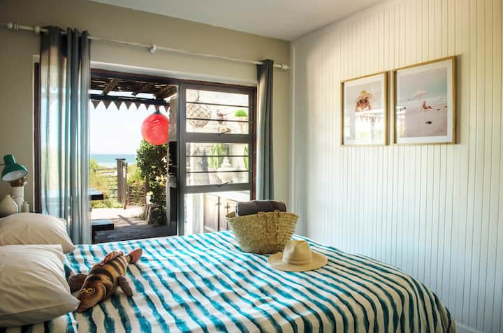 Dormitorio principal. Cama tamaño queen con vistas al mar.  Amplios armarios empotrados justo fuera de la vista.