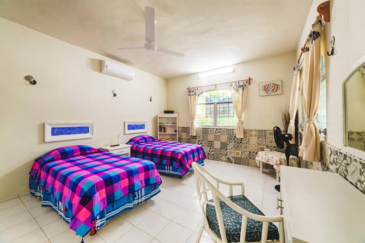 غرفة نوم إضافية مع 2 سرير فردي ومجهزة تجهيزا كاملا.