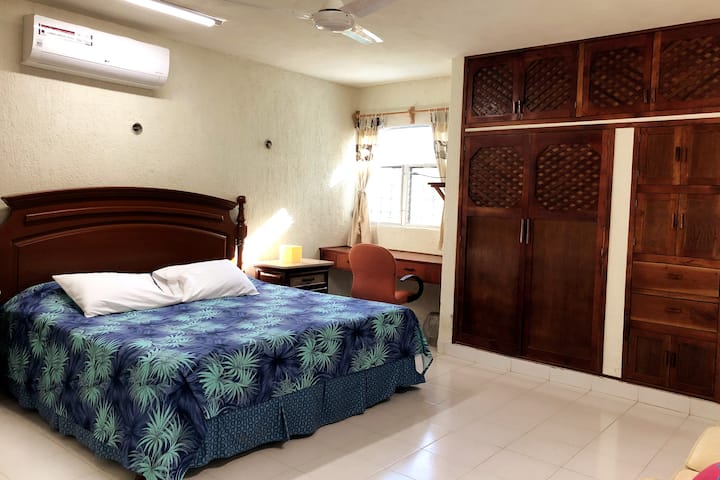 غرفة النوم الرئيسية مع إضاءة طبيعية جيدة ومساحات واسعة.