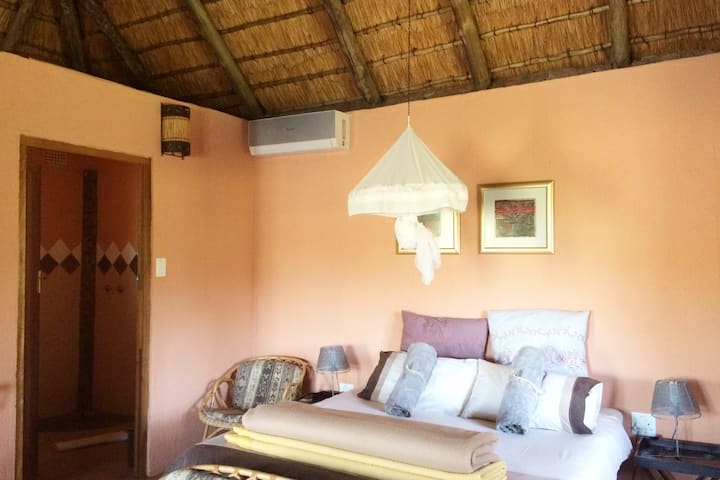 Bienvenue dans un chalet privé indépendant avec grand lit double, petite kitchenette, salle de bain attenante, espace barbecue privé, véranda avec vue sur le fleuve et accès à une grande piscine.