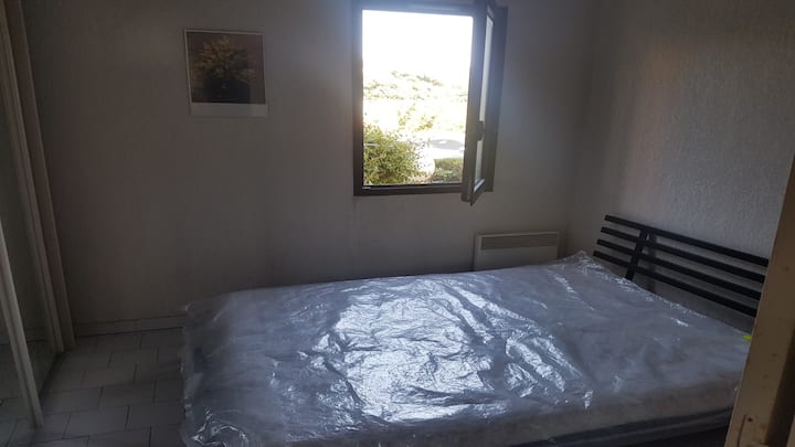 Dormitorio con armario y cama de matrimonio.