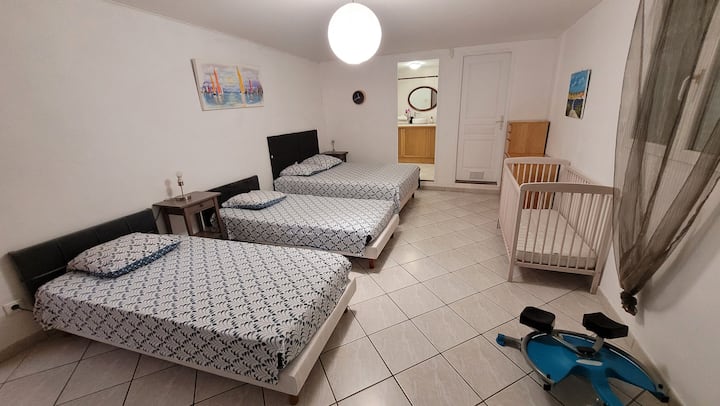 Საძინებელი მარცხენა ქვედა ნაწილში. Ორადგილიანი საწოლი და ორი ერთადგილიანი საწოლი.