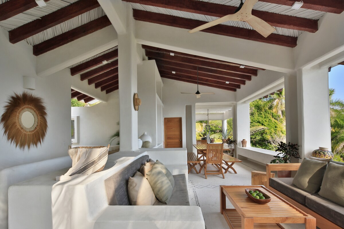 Top Airbnb: Cliff Side 4 Bd, 4Bt Pool, AC, Wifi | Tangolunda in Crucecita