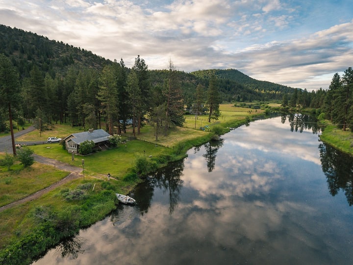 Cozy Riverfront Cottage near Crater Lake Cabins for Rent in Chiloquin