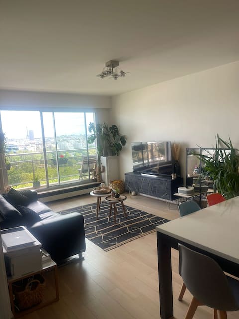 Top Airbnb: 2 rooms with Paris view, close to metro. in Courbevoie