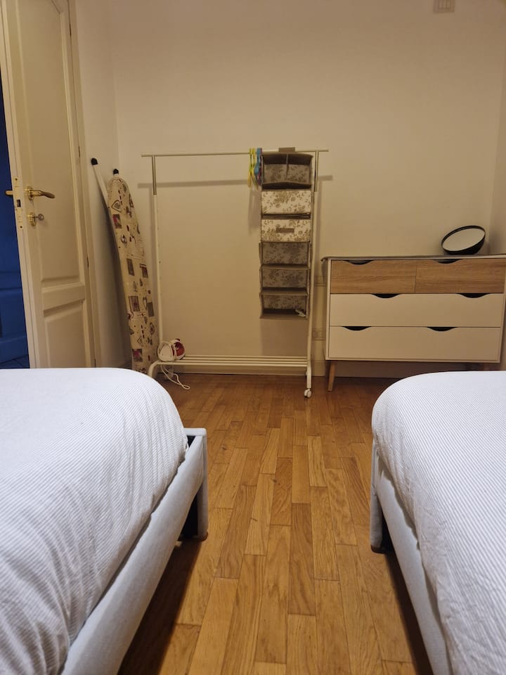 Chumba cha pili cha kulala chenye vitanda 2 vya mtu mmoja; kwa ombi tunaweza kujiunga ili kuunda kitanda kingine cha watu wawili