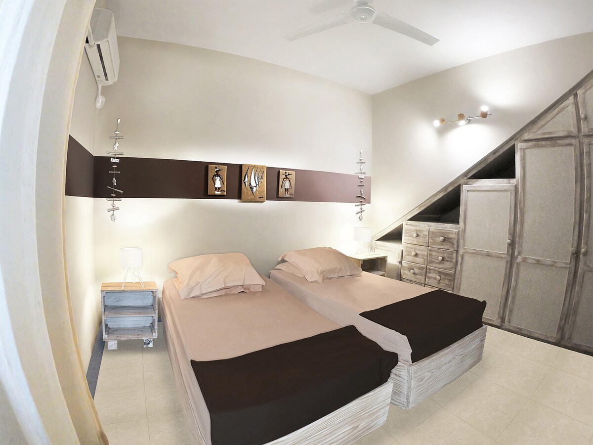 Chumba cha pili cha kulala kilicho na vitanda viwili ambavyo vinaweza kukusanywa au kutenganishwa baada ya ombi.