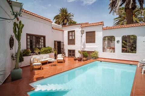 Peaceful villa in the historic city center.