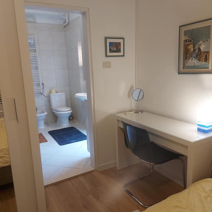 вход на главната спалня в основната баня