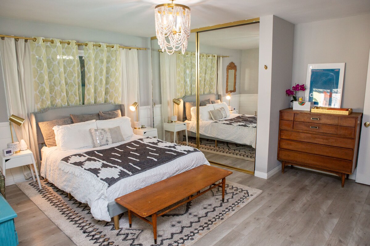 Cama principal, cama tamaño king, medio baño privado