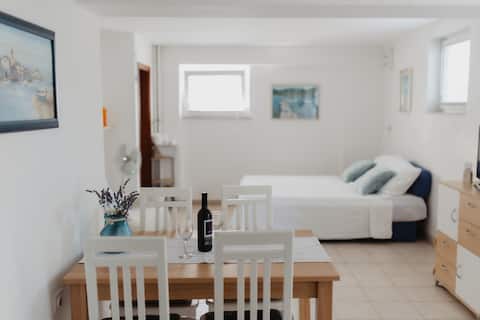 Popular Airbnb listing: Apartments Paulina 3+1 /40m2,Mandre, PAG, Croatia. in Šimuni