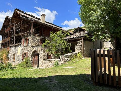 Authentic renovated chalet in the heart of Queyras