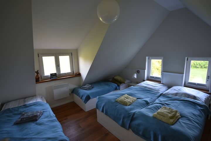 spavaća soba s 
jednim bračnim krevetom 
moguće je imati dva kreveta za jednu osobu,
dječji krevet, dodatni krevet 