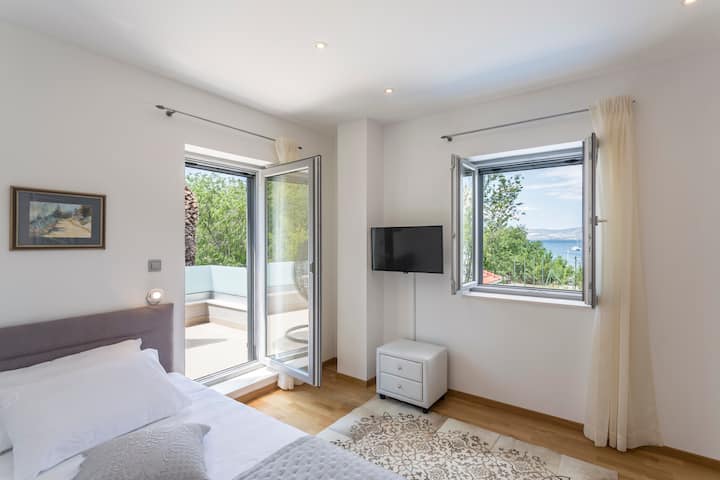 2号卧室配有阳台，可欣赏海景