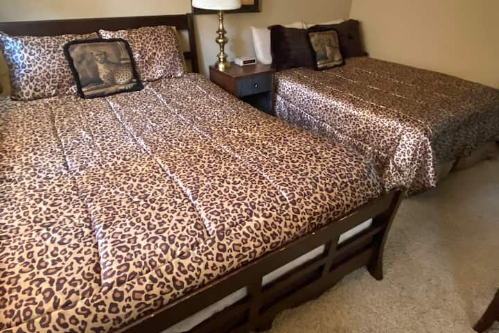Втора спалня.  Едно двойно легло и едно двойно легло. Телевизор и вентилатор на тавана.