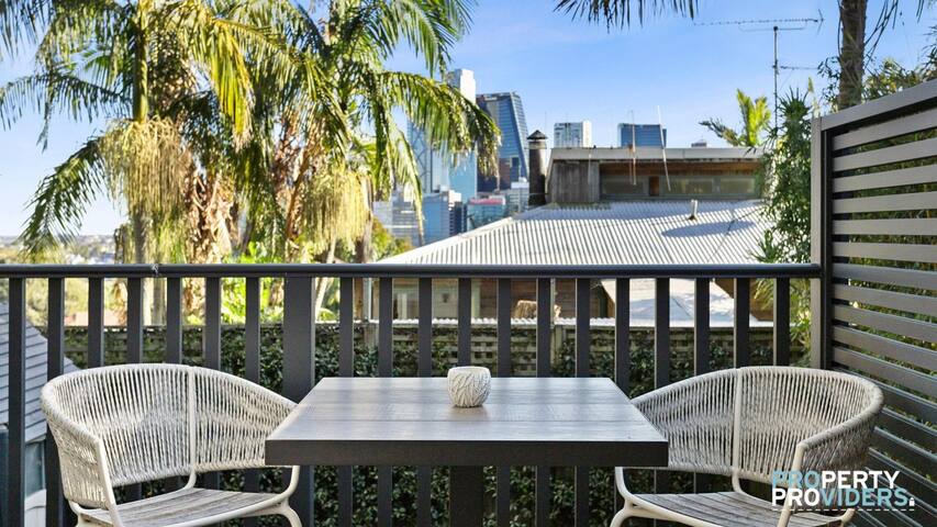 Family Friendly Two Bedroom Cottage in Neutral Bay gallery image 2