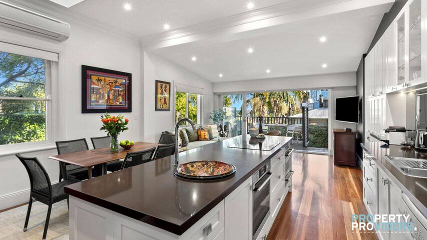 Family Friendly Two Bedroom Cottage in Neutral Bay gallery image 4