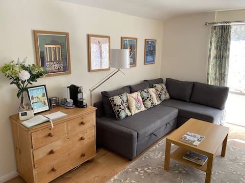 Successful Airbnb property: Amazing views & space - 5 mins from Henley! in Oxfordshire