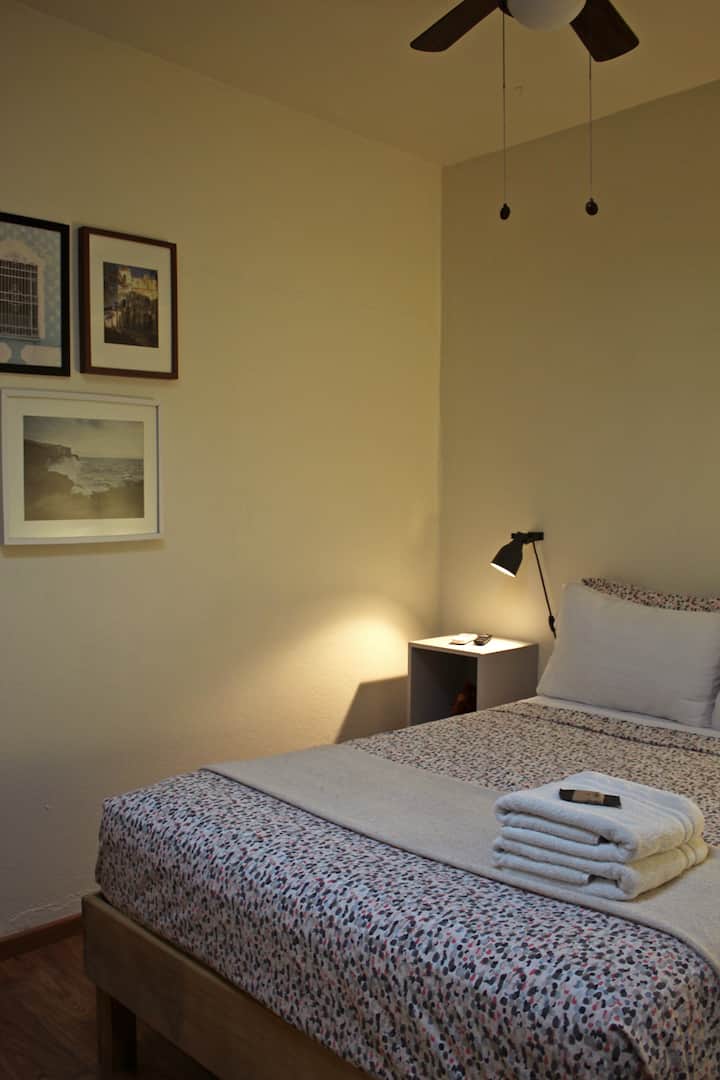 Соба бр. 1. Со двоен кревет, телевизор, вентилатор на таванот, клима уред и закачалка за закачување облека.