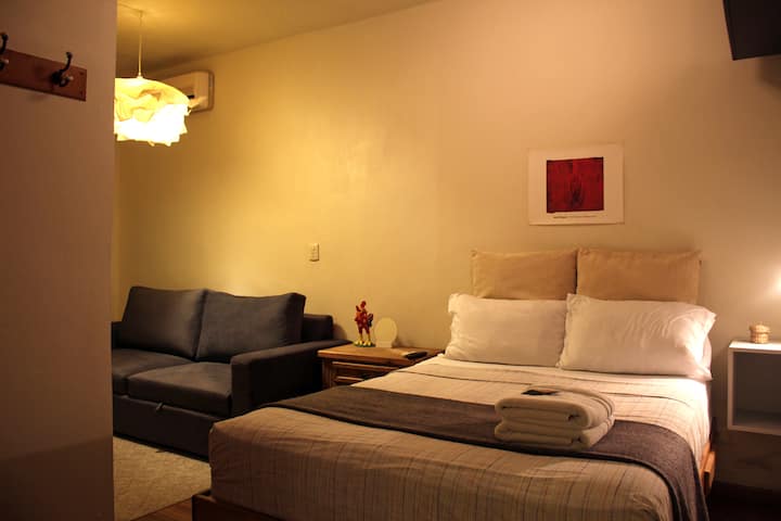 Соба бр. 2. Има двоен кревет, клима уред, телевизор и кауч на спуштање (двоен). 