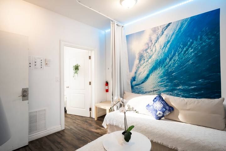 Luxury w/ Beautiful Deck/Outdoor Kitchen! Parking!