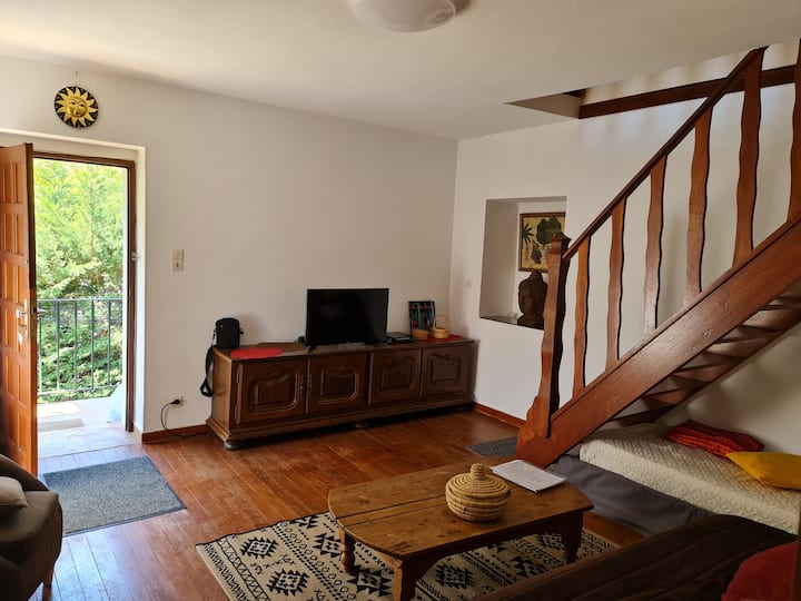 Ulaz u kuću, stepenice koje vode do kuhinje, kupaonica i WC.