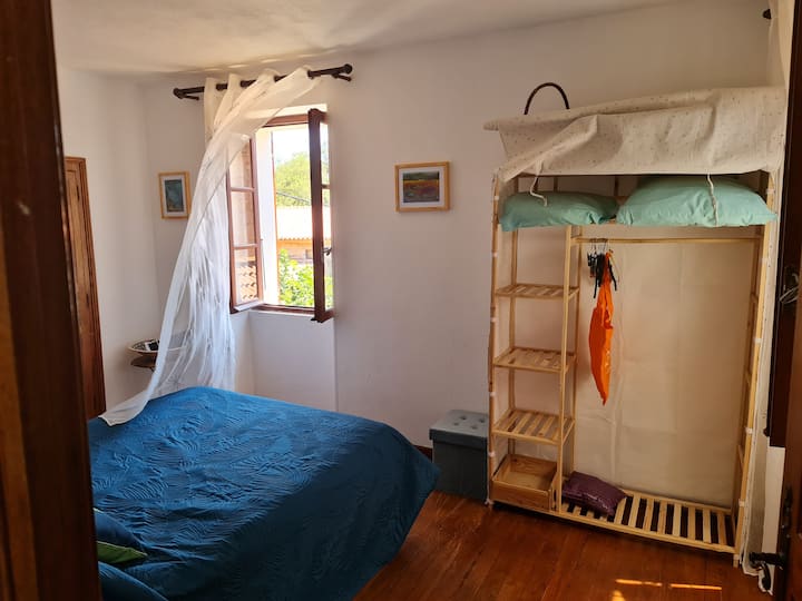 Spavaća soba iza dnevnog boravka.