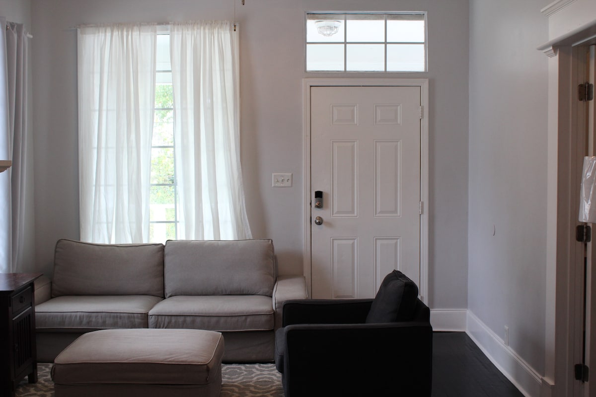 Popular Airbnb listing: Tennessee Blue ~ Modern & Comfy ~ Mins to Downtown in Mechanicsville