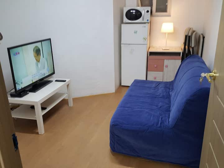 Room 2- Living Room
42인치 TV, 소파베드 1개, 옷장, 에어컨
The Room 2  is living room with sofabed  now  but  in case necesary transform to doublebed