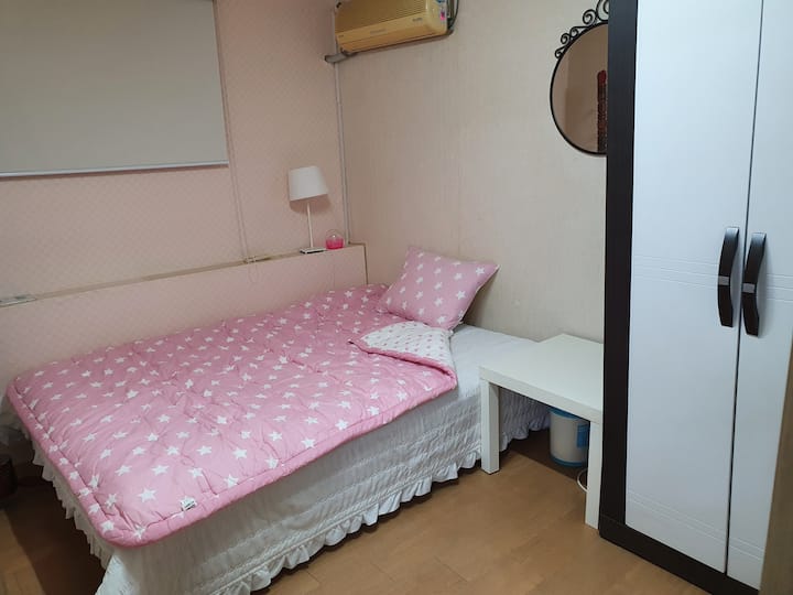 Room3(Double bed1,table,standlamp,hanger,closet,airconditioner)