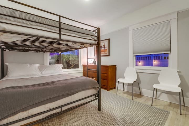 ห้องนอนด้านหน้าพร้อมเตียงสองชั้นควีนไซส์