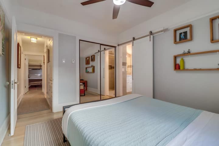 ห้องนอนใหญ่หันหน้าไปทางอ่างอาบน้ำใหญ่และทางเดินไปยังห้องนอนด้านหน้า (เตียงควีนไซส์ที่แสดงในรูปได้รับการอัพเดทเป็นเตียงคิงไซส์แล้ว)