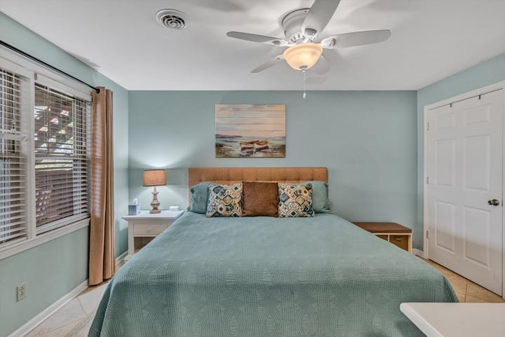 Dormitorio tamaño king en la planta baja con baño adjunto.