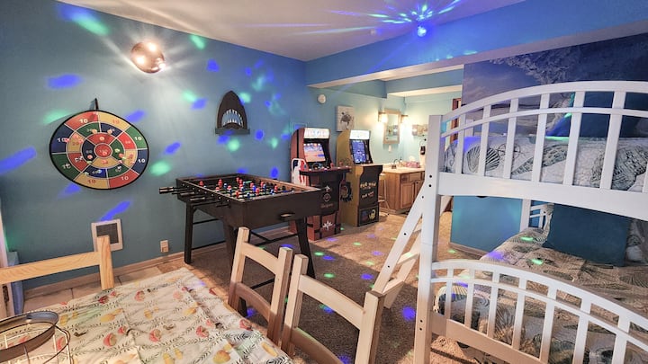 Аркадна игрална зала с джаги, Pac - Man, СЛАДКО ОТ НБА, дъска за дартс, двуетажни легла, тоалетна с душ и мивка точно пред банята за лесен достъп. (Рачешка колиба)