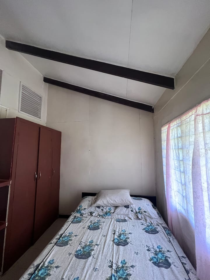 მე-2 საძინებელი 152 × 203 სმ ზომის საწოლით