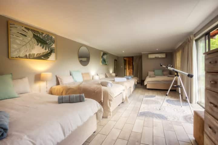 Спална соба 4 на горниот кат. 2 брачни кревета и 4 единечни кревета со сопствена бања. 