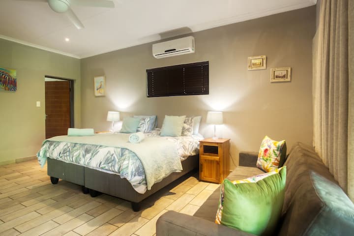 Спална соба 3 на горниот кат. Кревет со брачен кревет и сопствена бања. Бања и надворешен туш. Вклучен е кауч за спиење за дете. 