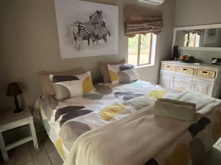 Спална соба 2 на долниот кат со брачен кревет. Одделна бања со туш.