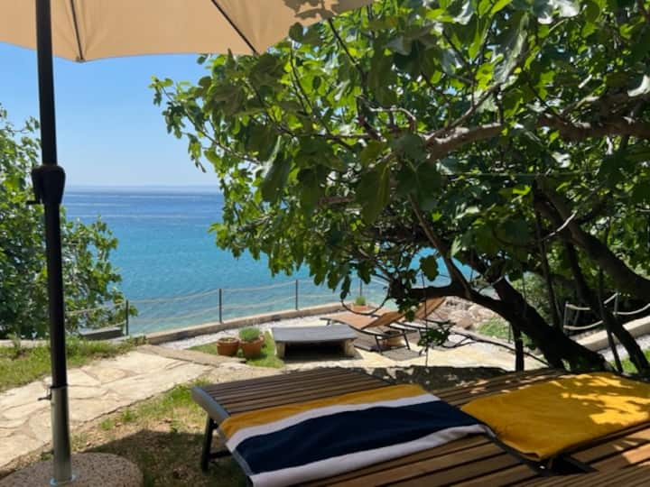 Toš apartment 1 with private garden by the beach