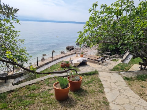 Toš apartment 1 with private garden by the beach