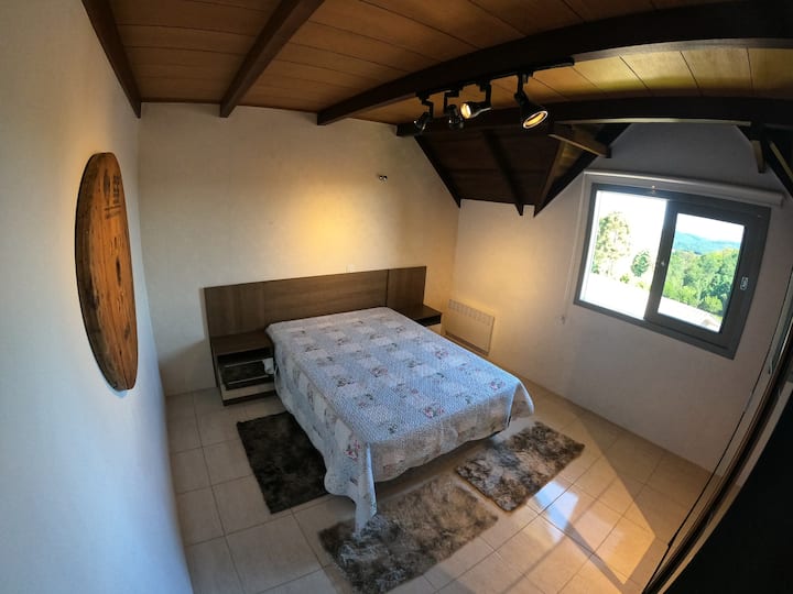 غرفة الوادي: إطلالات على الوادي والتدفئة الكهربائية. الراحة للأيام الباردة في الجبال