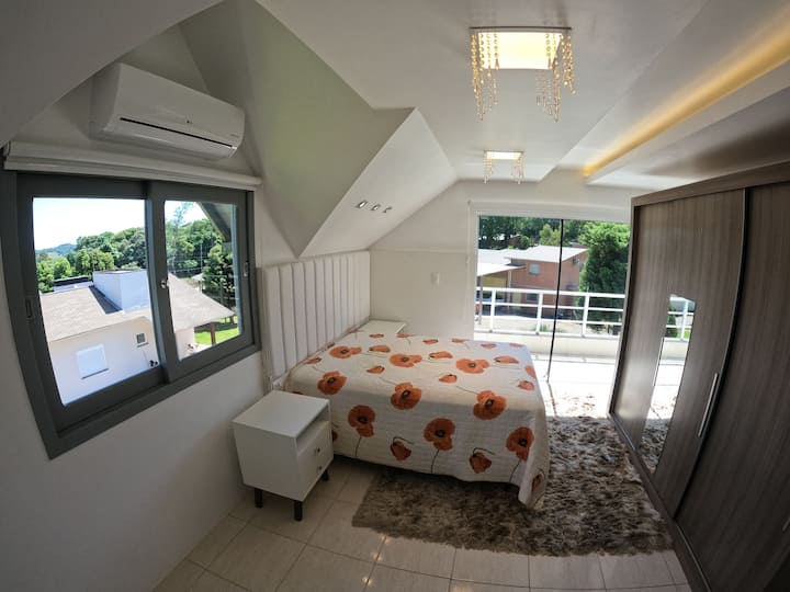 Sunset Suite: ufikiaji wa roshani, kiyoyozi na bafu la ndani lenye beseni la kuogea
